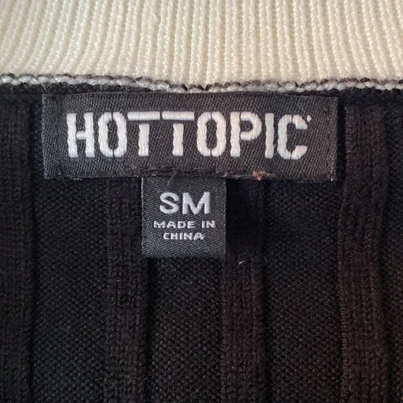 Hot Topic witchy Black Knit Top with embroidered Pentagram - Picture 2 of 3